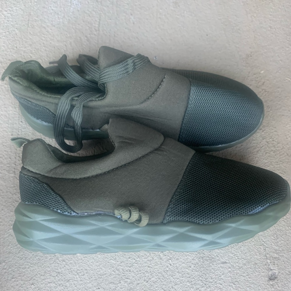 Shoes - Picture 2 of 5
